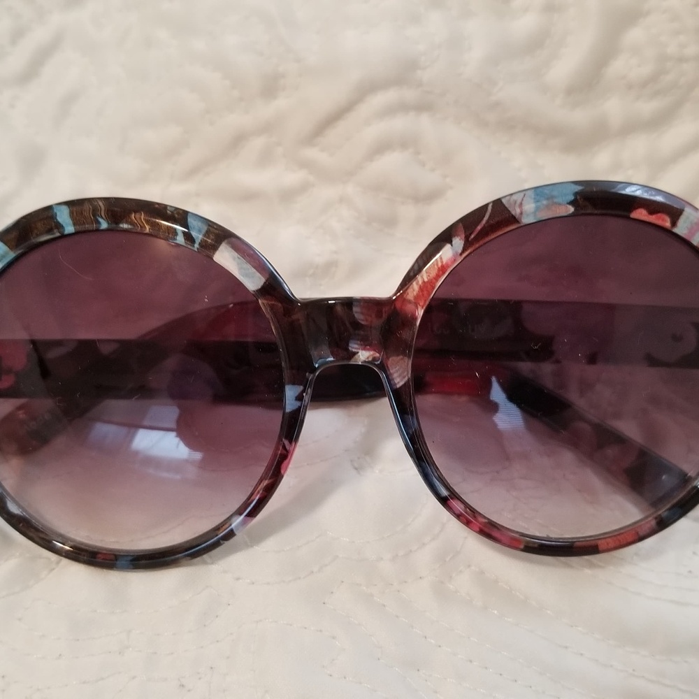 Round pink flower patterned sunglasses